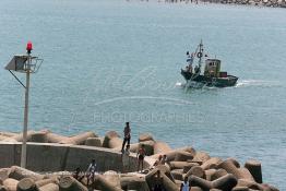 Image du Maroc Professionnelle de  Vue aérienne du port de pêche d'Asilah, ville du nord du Maroc sur l'océan Atlantique à 40 km au sud de Tanger, Vendredi 9 Août 2002.(Photo / Abdeljalil Bounhar)




 